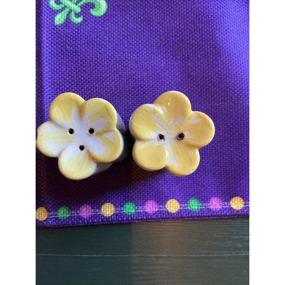 Vintage MCM 1940s Weil Ware Yellow Blossom Salt & Pepper‎ Shaker Set